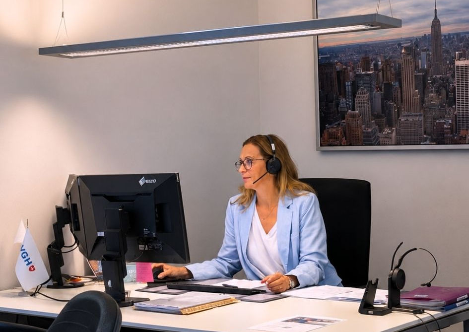 Sabine Meyer im Büro der VGH Versicherungsagentur Frank Meyer in Buchholz in der Nordheide