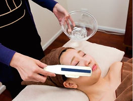 顔脱毛する女性の施術の様子