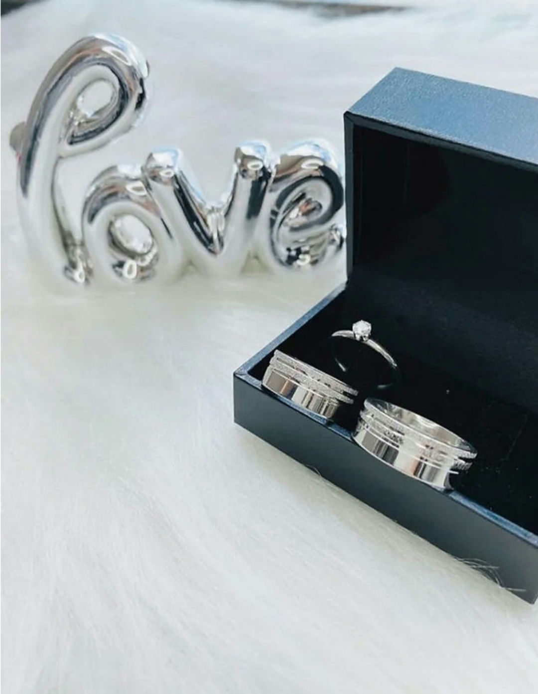 Par De Alianças Compromisso  8mm Com Frisos +Anel Solitário