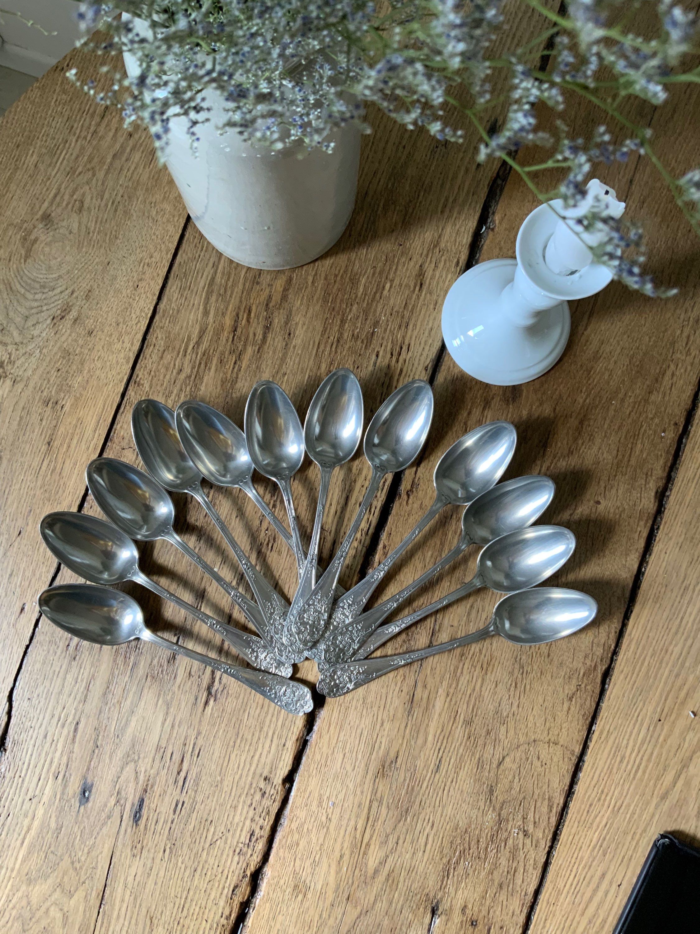 12 cuillères anciennes en métal argenté 