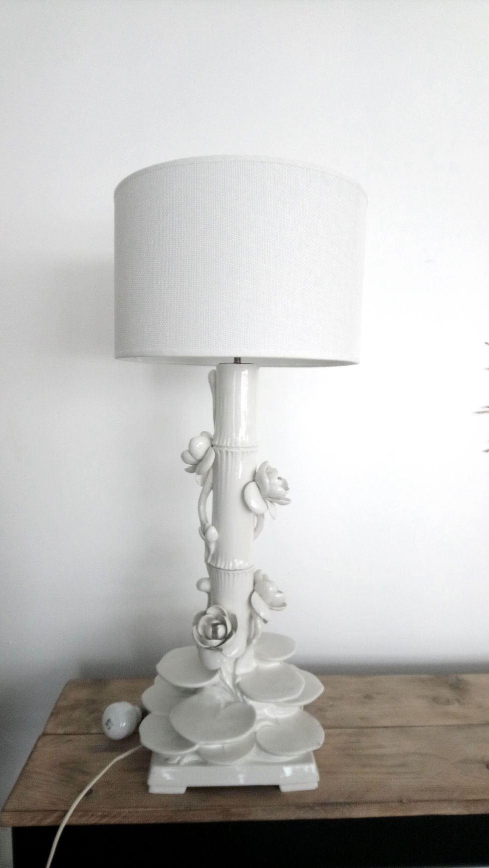 grande lampe art déco en céramique émaillée blanche antiquité brocante en ligne