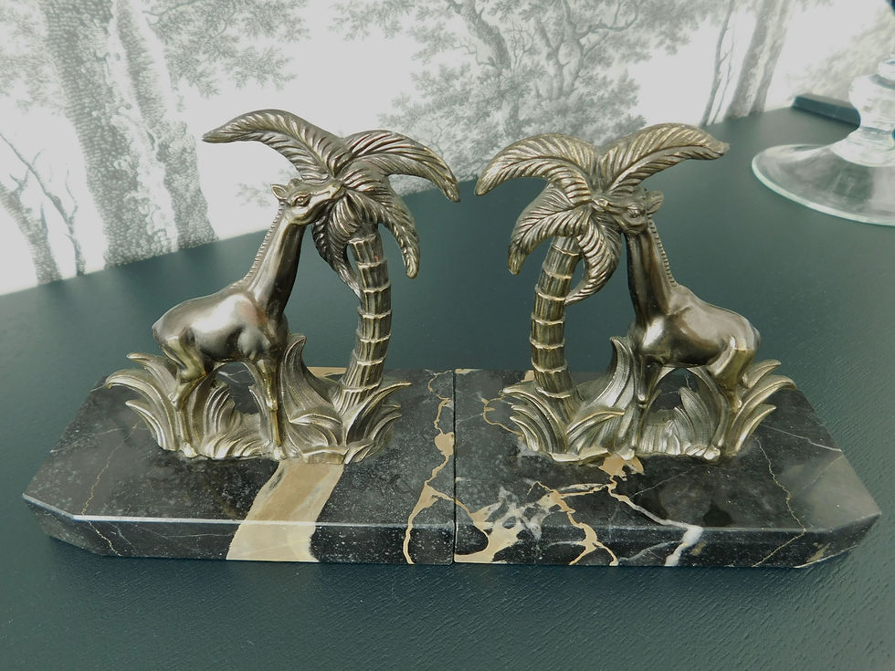 Miniature : Serres livres en marbre noir et girafes