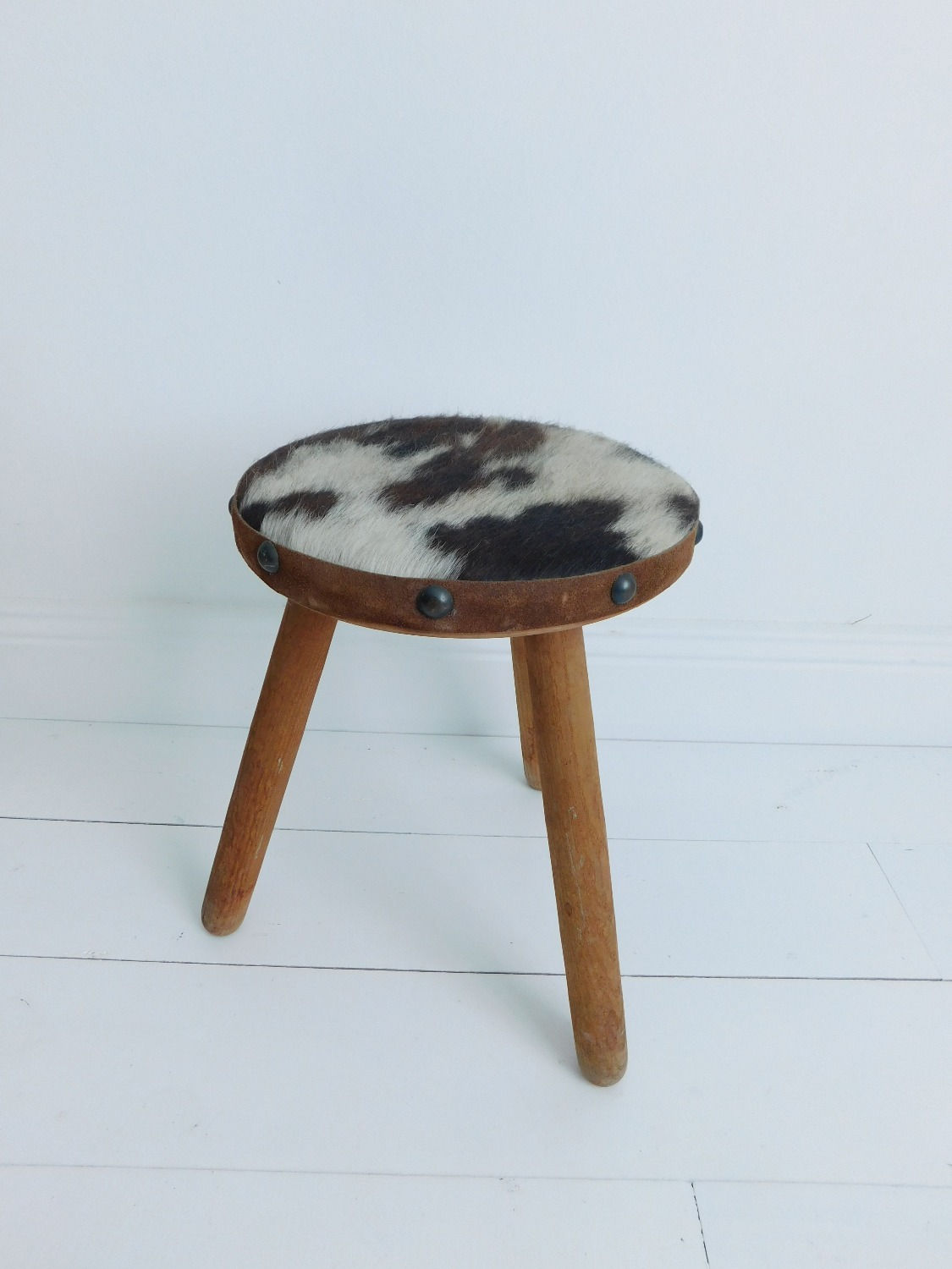Tabouret tripode "cow step"