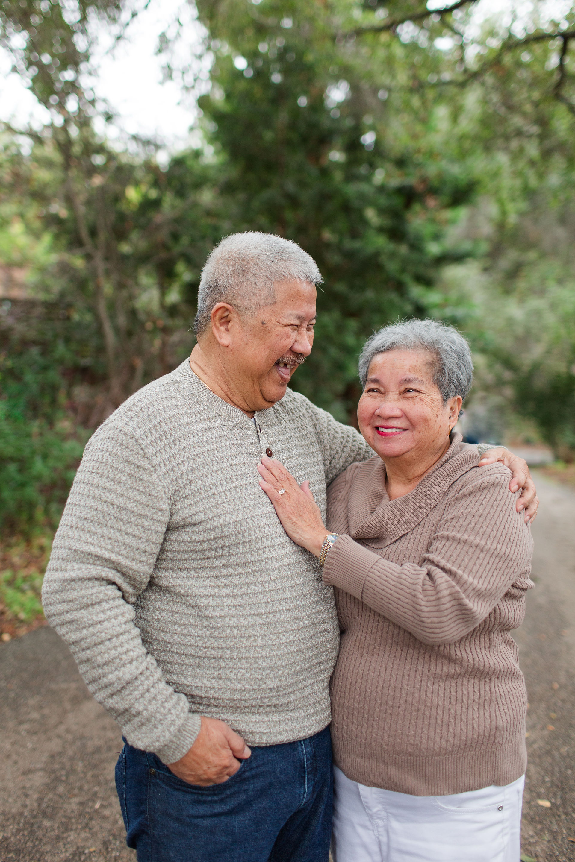 hkcreate bay area photography joyful light and airy san jose photographers northern california photoshoot legacy extended family neutral outfit ideas sweaters winter forest redwood grove nature preserve los altos grandparent couple photo