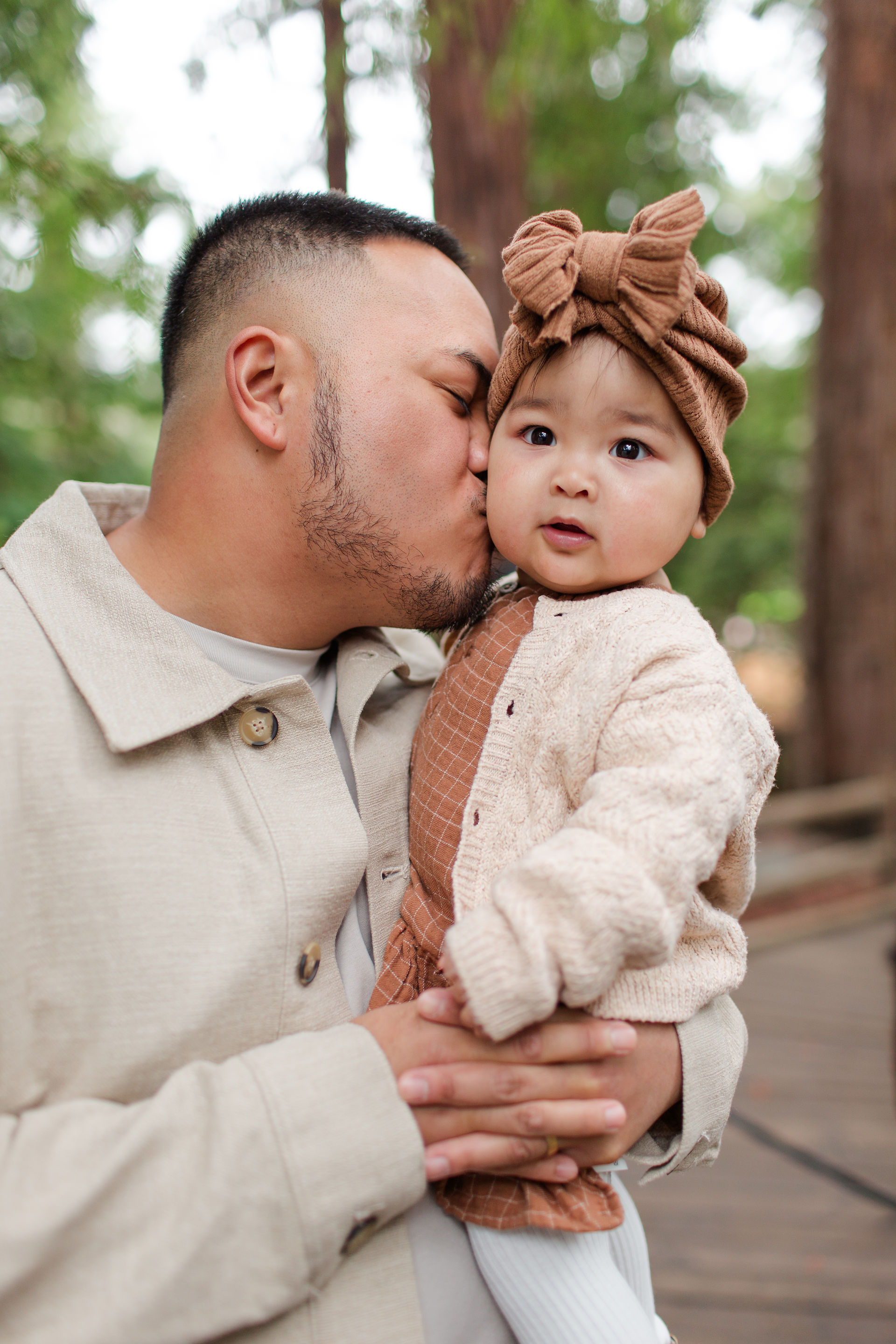 hkcreate bay area photography joyful light and airy san jose photographers northern california photoshoot legacy extended family neutral outfit ideas sweaters winter forest redwood grove nature preserve los altos daddy daughter cream and russet brown outfit ideas