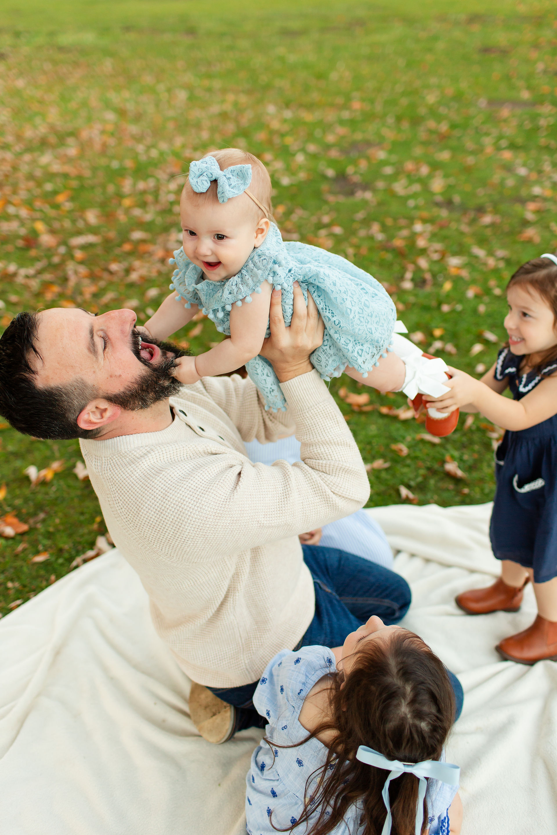 Family of six fall photoshoot at Vasona Lake County Park in Los Gatos by Bay Area Photographers HKCreate