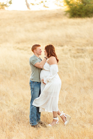Golden hour couple maternity photoshoot at Guadalupe Oak Grove Park in San Jose by Bay Area Photographers HKCreate