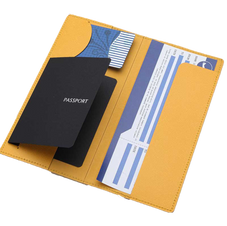 Le porte-documents de voyage est l'indispensable dans votre sac.
Fonctionnel et au design élégant, il est fabriqué en cuir régénéré souple.
Il est personnalisable grâce à ses différentes couleurs et la finition de votre choix.
Les deux poches cousues à l'intérieur permettent d'insérer une carte de visite et/ou de crédit, un passeport et une carte d'embarquement. Il est également possible d'inclure un petit carnet pour vos notes de voyage.