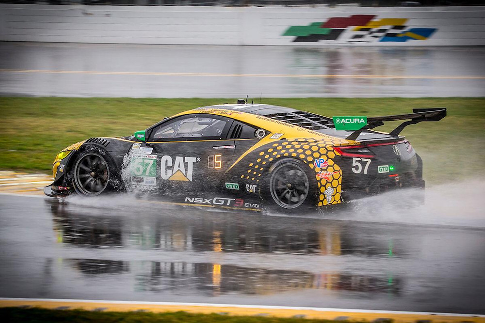 Equipe feminina com a brasileira Bia Figueiredo conclui as 24 Horas de Daytona
