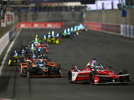 Fórmula E: Rowland corre como campeão e comanda pódio britânico na segunda corrida em Jeddah