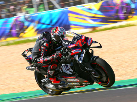 Bezzecchi domina em Goiânia, faz história com a Aprilia e assume liderança do MotoGP