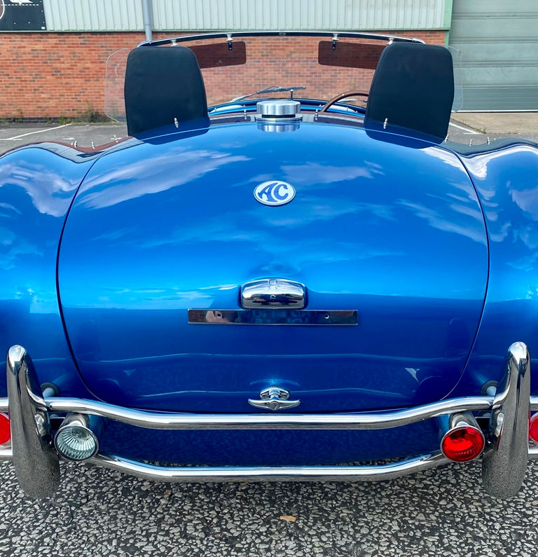 O primeiro AC Cobra ganha vida totalmente elétrico e em edição limitada