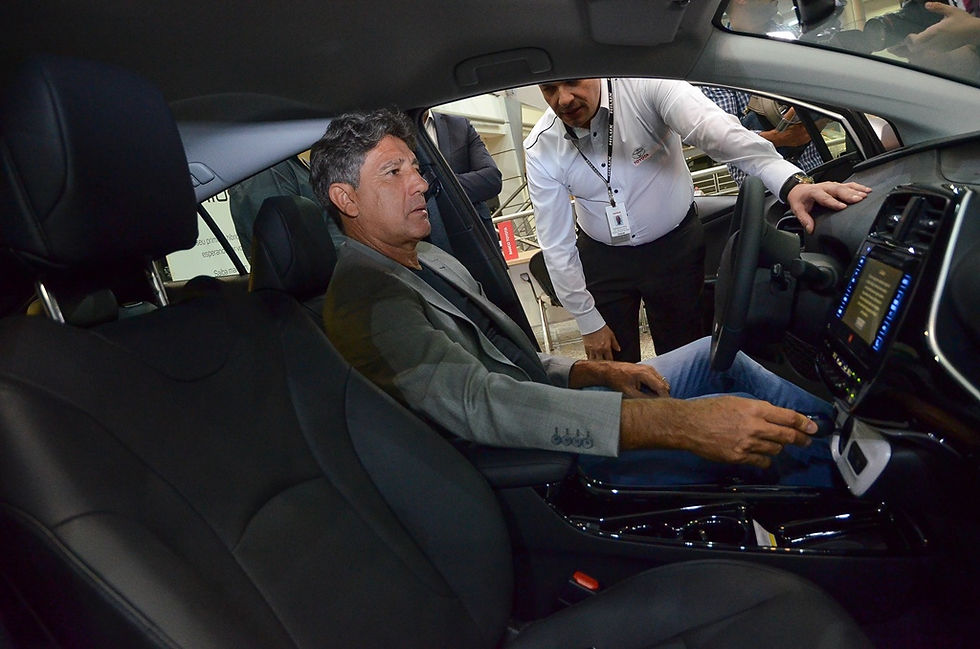 Toyota entrega híbrido Prius para Renato Gaúcho, melhor técnico da Libertadores 2017