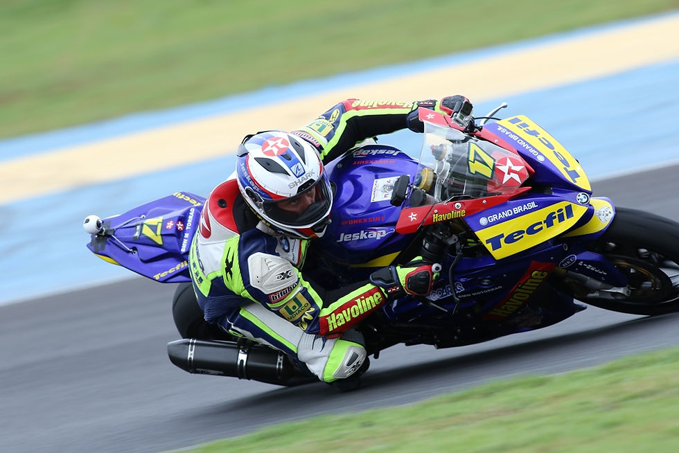 Danilo Lewis (#17), da Tecfil Racing Team, segue líder com 146 pontos