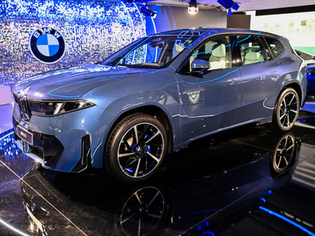 BMW iX3 estreia diante do público brasileiro e antecipa nova geração elétrica da marca