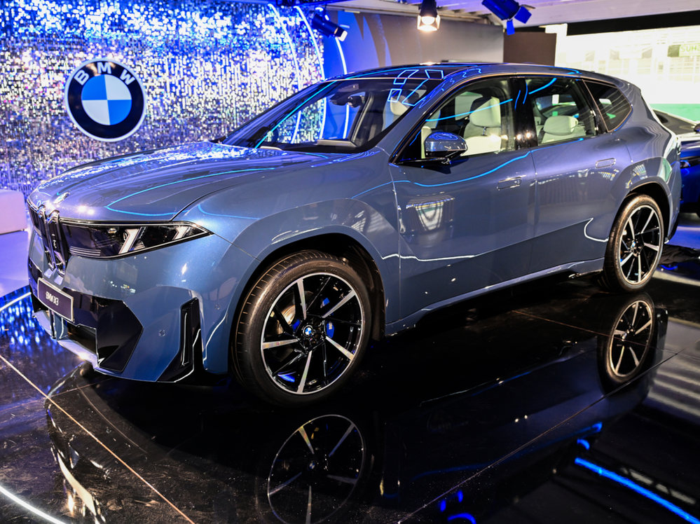 BMW iX3 estreia diante do público brasileiro e antecipa nova geração elétrica da marca