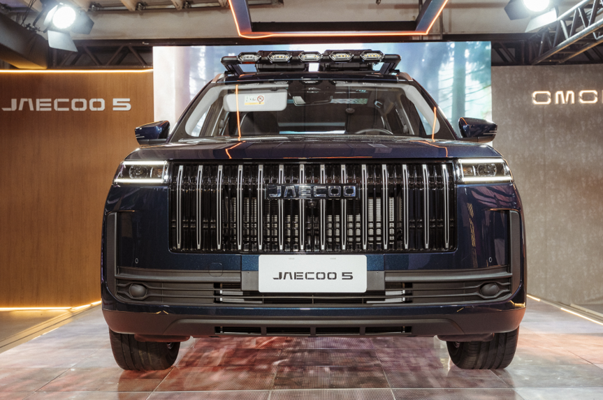 JAECOO 5 estreia no Brasil por R$ 154.990 com sistema híbrido de 224 cv e quase 1.000 km de autonomia
