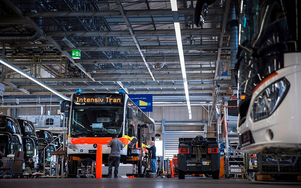 Na Alemanha, ônibus urbano da Mercedes-Benz é transformado em UTI móvel para transporte de pacientes