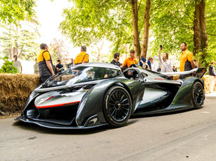 Goodwood 2024: Mika Häkkinen pilota o McLaren Solus GT