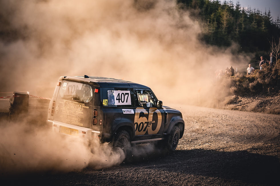 Piloto dublê de James Bond, Mark Higgins, vence retorno ao rally no Bowler Defender Challenge