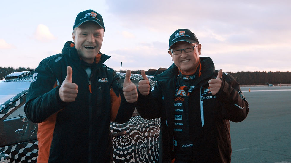 Tommi Mäkinen, ao lado de Akio Toyoda, presidente e CEO da Toyota Motor Corporation