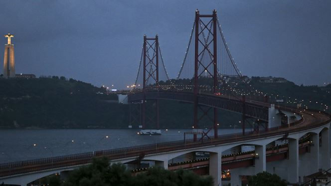 Histórica Ponte 25 de Abril, em Lisboa, celebra meio século de vida e 17 de ferrovia.