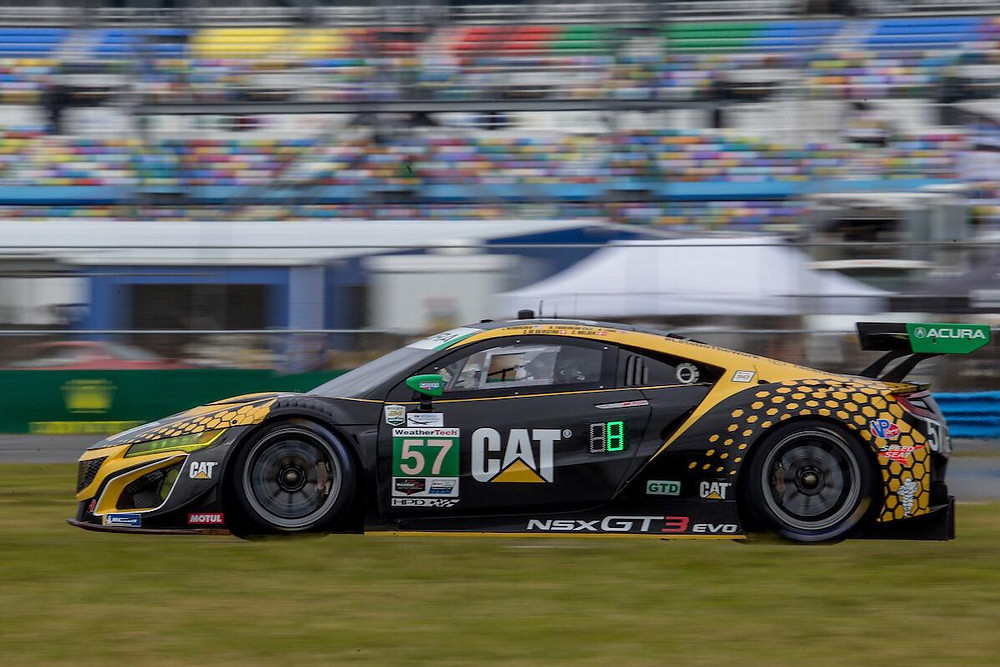 Equipe feminina com a brasileira Bia Figueiredo conclui as 24 Horas de Daytona