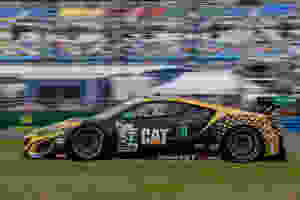 Equipe feminina com a brasileira Bia Figueiredo conclui as 24 Horas de Daytona