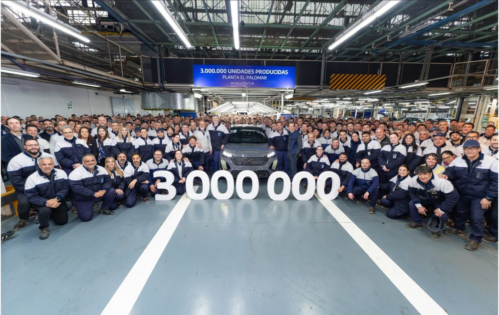 Stellantis celebra 3 milhões de veículos produzidos no Polo Automotivo de El Palomar, na Argentina