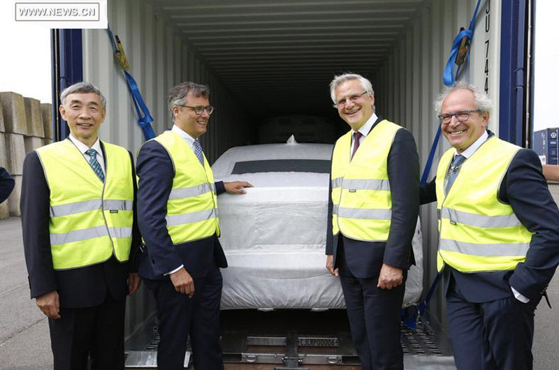 Veículos Volvo produzidos na China são transportados de trem entre a fábrica da marca na Ásia e a Bélgica, percorrendo 9800 km.