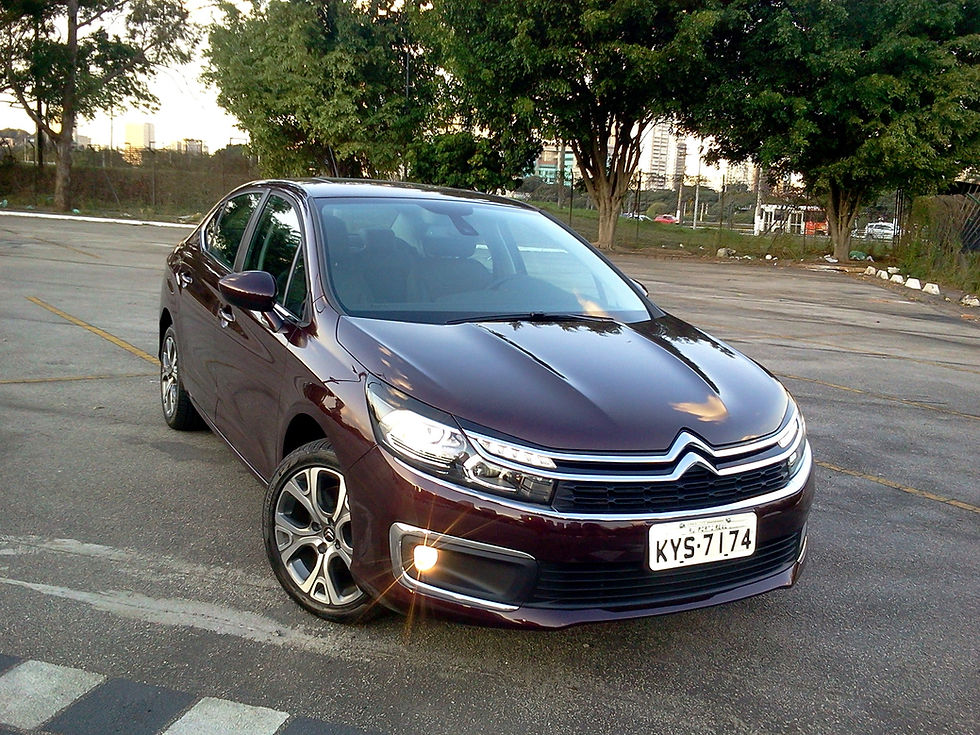Avaliação: O Citroën C4 Lounge se atualizou para brigar com o trio da frente