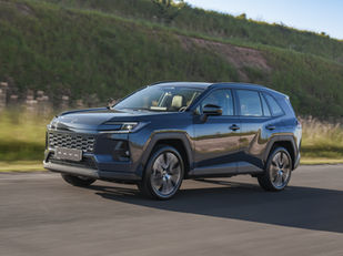 Novo Toyota RAV4 chega ao Brasil com sistema híbrido full de 239 cv e preços a partir de R$ 317 mil