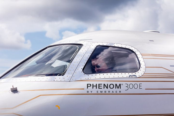 Phenom 300 da Embraer é o jato executivo mais entregue pelo mundo no segmento de jatos leves