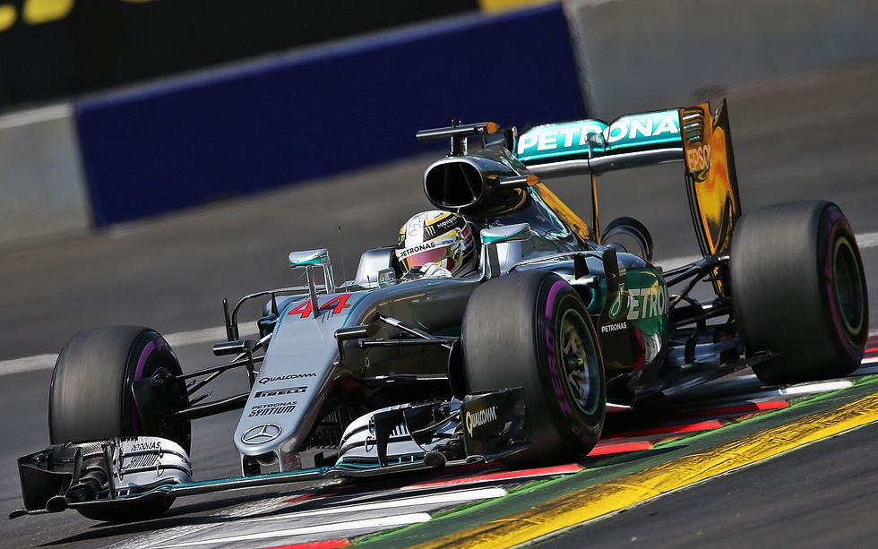 Lewis Hamilton vence na Áustria após toque na última volta com Rosberg