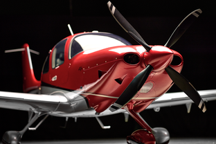 Cirrus atualiza Série SR para 2026 com foco em conectividade, aviônicos e segurança operacional