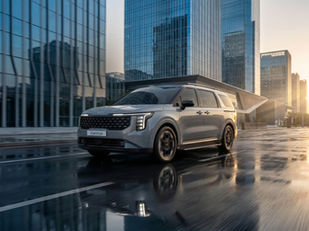Kia Carnival estreia como híbrido no Brasil e aposta em eficiência para redefinir o segmento de minivans