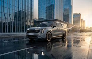 Kia Carnival estreia como híbrido no Brasil e aposta em eficiência para redefinir o segmento de minivans