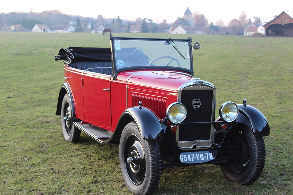 Peugeot no Salão Rétromobile com o e-Legend Concept ao lado dos clássicos e seu primeiro modelo elétrico de 1941