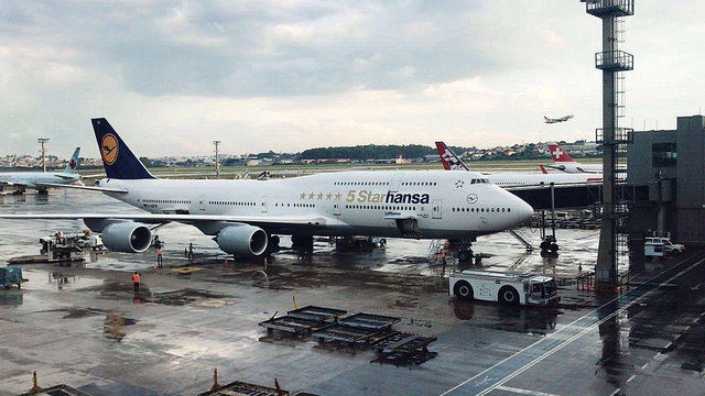 Boeing 747-8 com a pintura “5 Starhansa” pousa em Guarulhos
