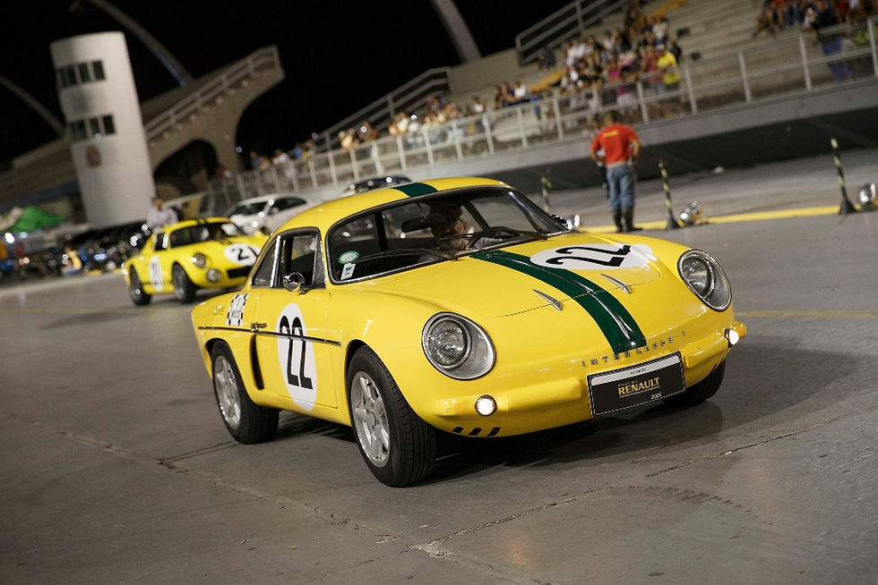 Fãs e colecionadores da marca Renault se reuniram para evento especial.
