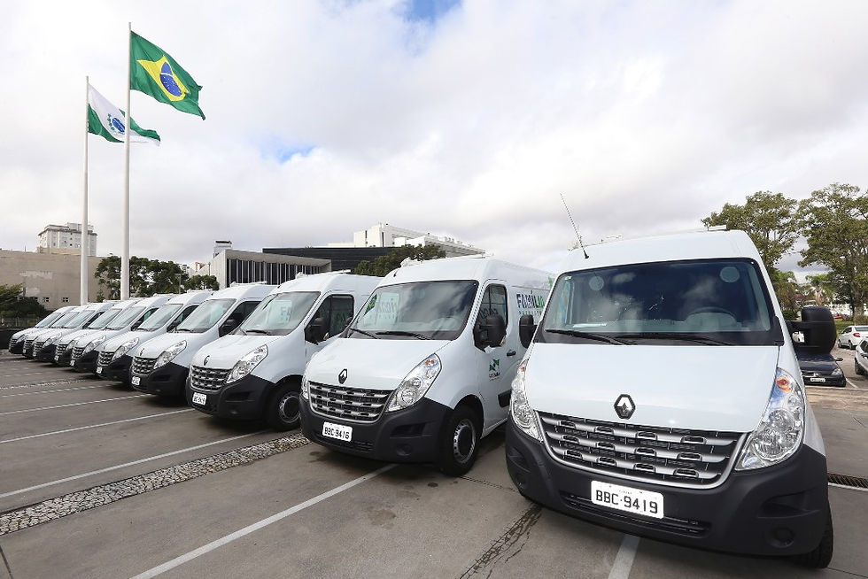 Renault entrega dez veículos Master para programa social do Paraná