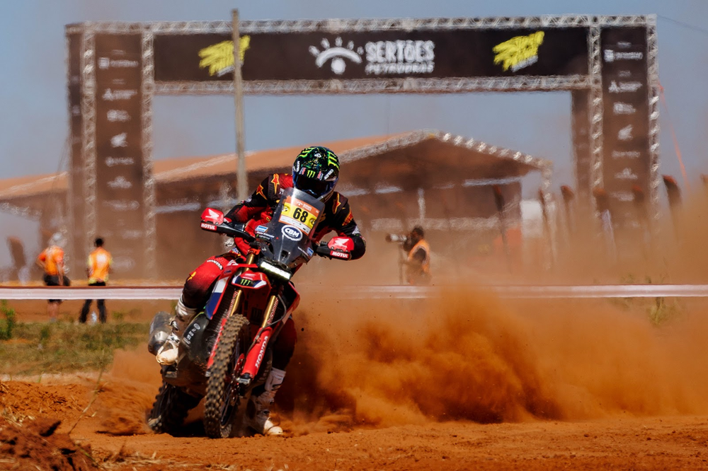 Tosha Schareina vence prólogo e Super Prime e lidera team da Honda no Sertões 2026