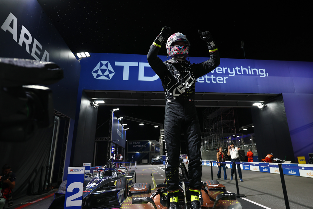 Dan Ticktum supera Jake Dennis na última curva e vence E-Prix noturno de Tóquio