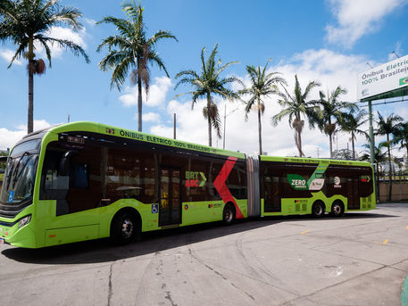 São Paulo recebe primeiro ônibus articulado 100% elétrico e amplia aposta na mobilidade sustentável