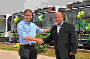 Da esquerda para a direita: Ricardo França, gerente comercial da IVECO BUS para a América Latina, e Guillermo Pozo Garcia, executivo da VIPusa.