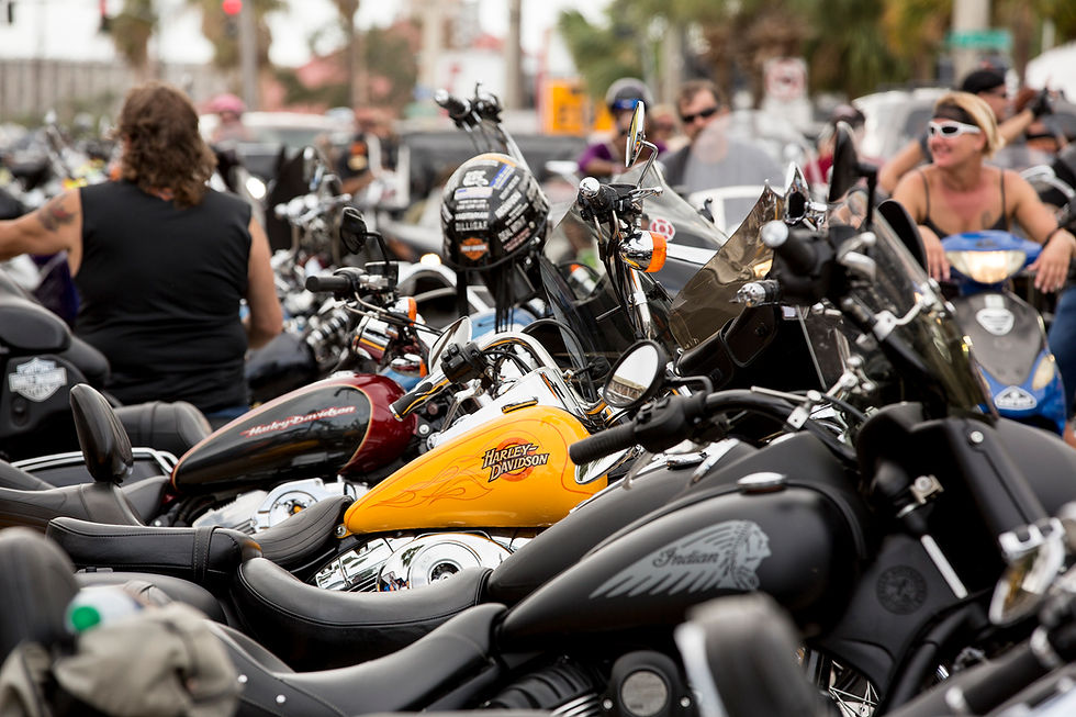 Diversas motocicletas Harley-Davidson em Daytona (EUA).