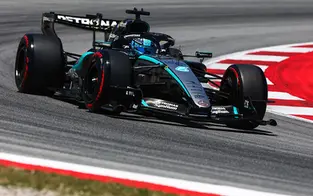 George Russell conquista a pole na Espanha com Hamilton a seu lado