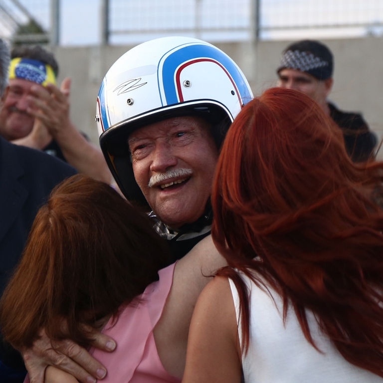 Video: Nissan reúne idosos para dirigir o modelo GT-R.