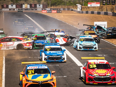 Stock Car: Forte calor e acidente com 12 carros marcam corridas de sábado