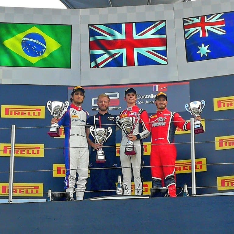 Pedro Piquet sobe ao pódio na corrida da GP3 em Paul Ricard, na França.